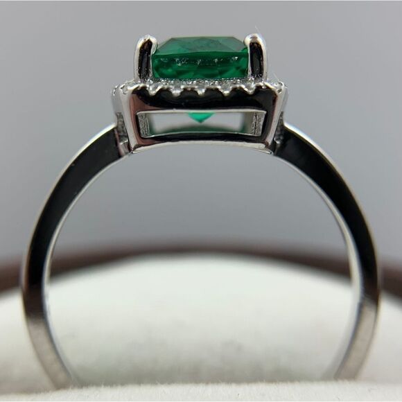 1.4 Carat Emerald Sterling Silver Ring - Picture 5 of 8